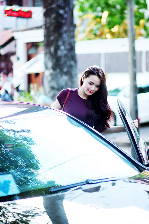 Trang Nhung lái xế sang đi hẹn hò HH Thu Hoài - 2