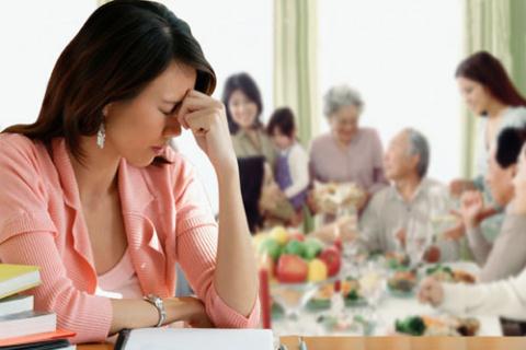 Bàng hoàng phát hiện mẹ chồng ngoại tình với bạn thân của bố chồng - 1