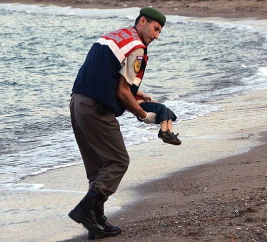 Charlie Hebdo không quot;thaquot; bé trai Syria 3 tuổi chết đuối - 1