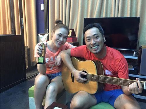 Quang Lê lại quot;quênquot; mũ bảo hiểm khi đi xe máy - 6