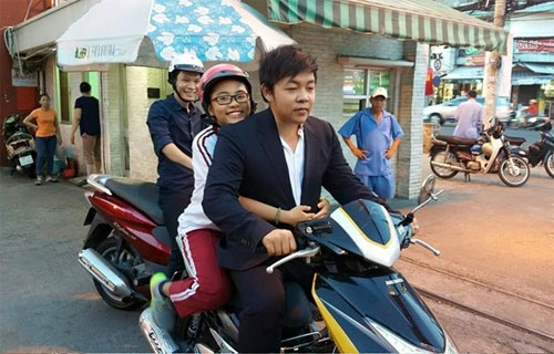 Quang Lê lại quot;quênquot; mũ bảo hiểm khi đi xe máy - 2