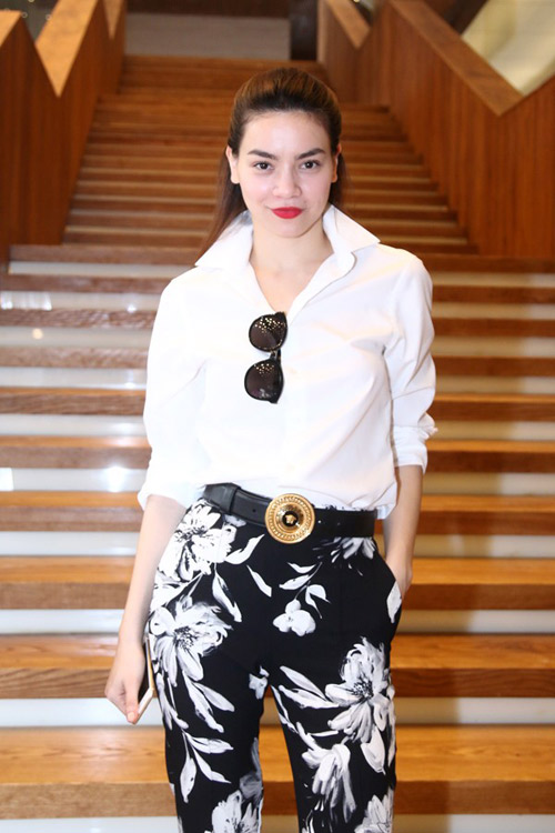 Cách mặc áo sơ mi dựng cổ không thể chê của Hà Hồ - 1