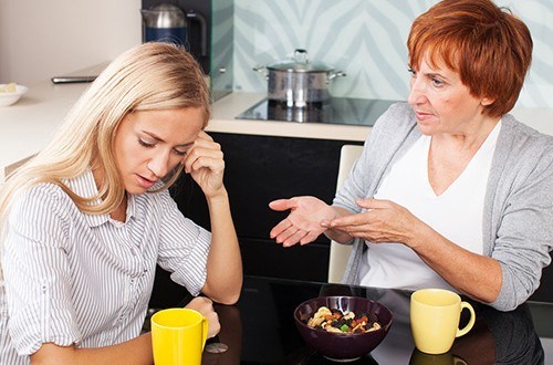 Câu nói của con trai khiến mẹ chồng phải hối hận - 1