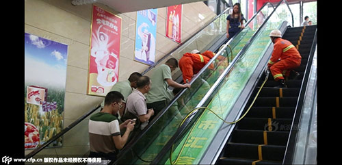 Kinh hoàng: thêm một bé 3 tuổi bị thang cuốn “nuốt” tay ở TQ - 1