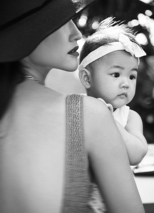 Maya đẹp mặn mà bên con gái đầu lòng 7 tháng tuổi - 11