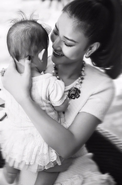 Maya đẹp mặn mà bên con gái đầu lòng 7 tháng tuổi - 4