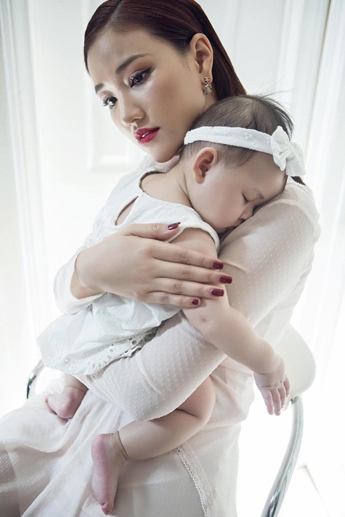 Maya đẹp mặn mà bên con gái đầu lòng 7 tháng tuổi - 8
