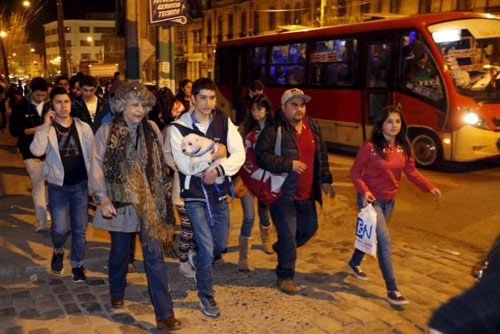 Dân Chile hốt hoảng đổ ra đường sau động đất 8,3 độ richter - 12