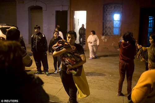 Dân Chile hốt hoảng đổ ra đường sau động đất 8,3 độ richter - 7