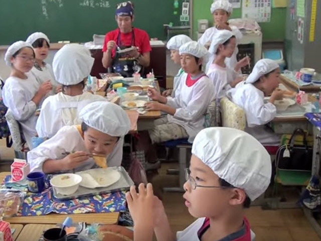 Giờ ăn trưa tại trường tiểu học Nhật khiến thế giới sững sờ