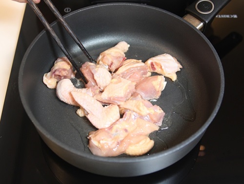 Thịt gà om hạt dẻ thơm ngon, ấm nóng - 4