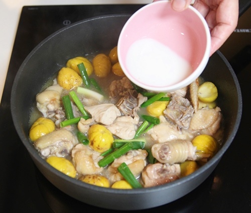 Thịt gà om hạt dẻ thơm ngon, ấm nóng - 7