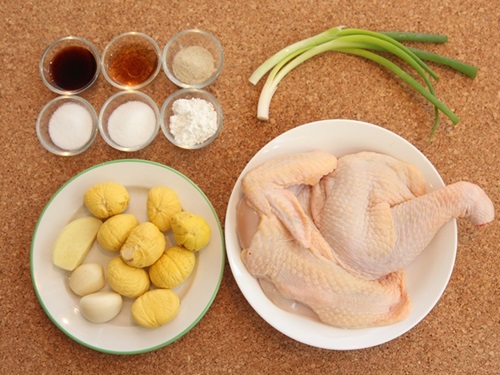 Thịt gà om hạt dẻ thơm ngon, ấm nóng - 1