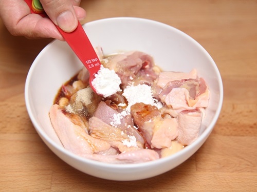 Thịt gà om hạt dẻ thơm ngon, ấm nóng - 3