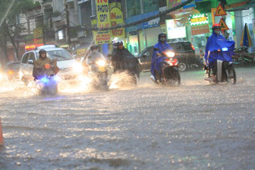 Cả nước tiếp tục mưa dông trên diện rộng - 1