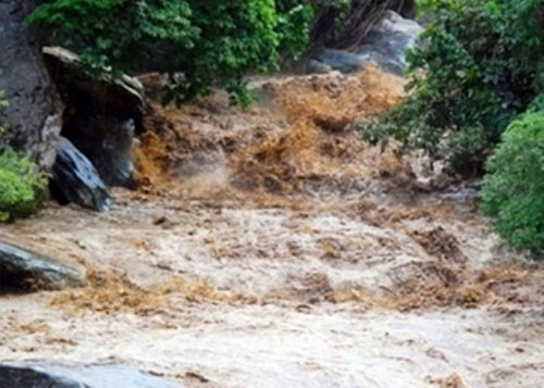 Trên đường đi học về, một học sinh bị lũ cuốn trôi - 1