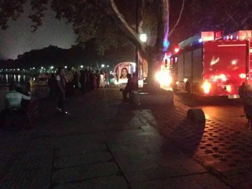 Mải dùng điện thoại, tài xế lao thẳng xe BMW xuống hồ - 1