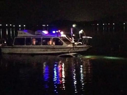 Mải dùng điện thoại, tài xế lao thẳng xe BMW xuống hồ - 2