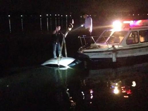 Mải dùng điện thoại, tài xế lao thẳng xe BMW xuống hồ - 4