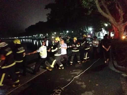 Mải dùng điện thoại, tài xế lao thẳng xe BMW xuống hồ - 5