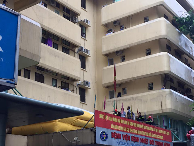 HN: Đâm 2 bảo vệ, nam thanh niên cầm dao cố thủ trong BV - 3