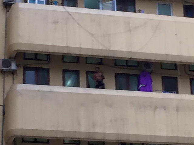 HN: Đâm 2 bảo vệ, nam thanh niên cầm dao cố thủ trong BV - 1