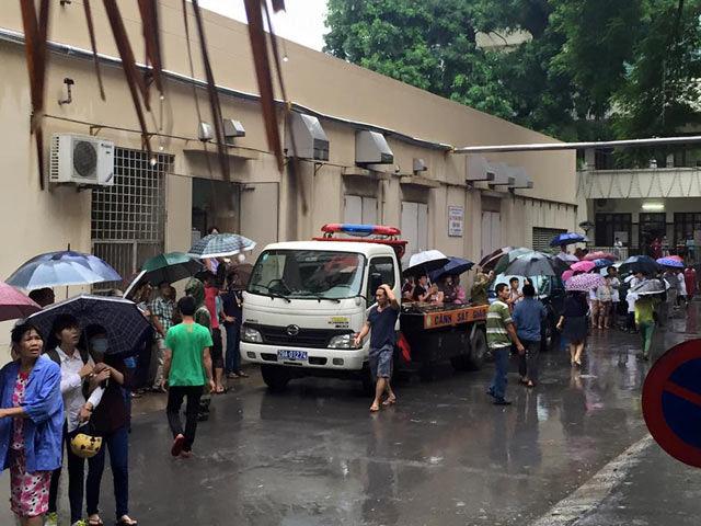 HN: Đâm 2 bảo vệ, nam thanh niên cầm dao cố thủ trong BV - 2