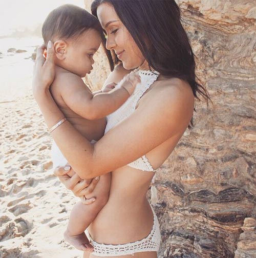 Hotmom 2 con khoe vòng eo “thiêu đốt” mọi ánh nhìn - 6
