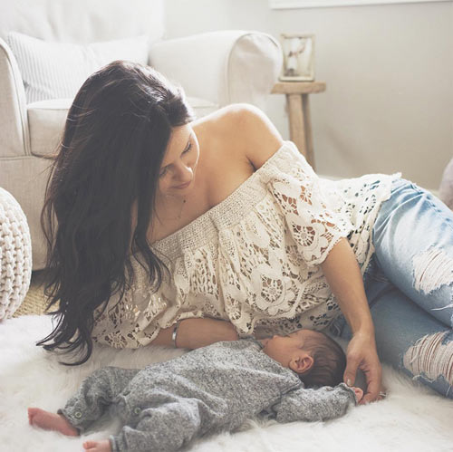 Hotmom 2 con khoe vòng eo “thiêu đốt” mọi ánh nhìn - 7