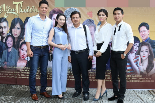 Vợ Bình Minh tất bật đến ủng hộ chồng - 9