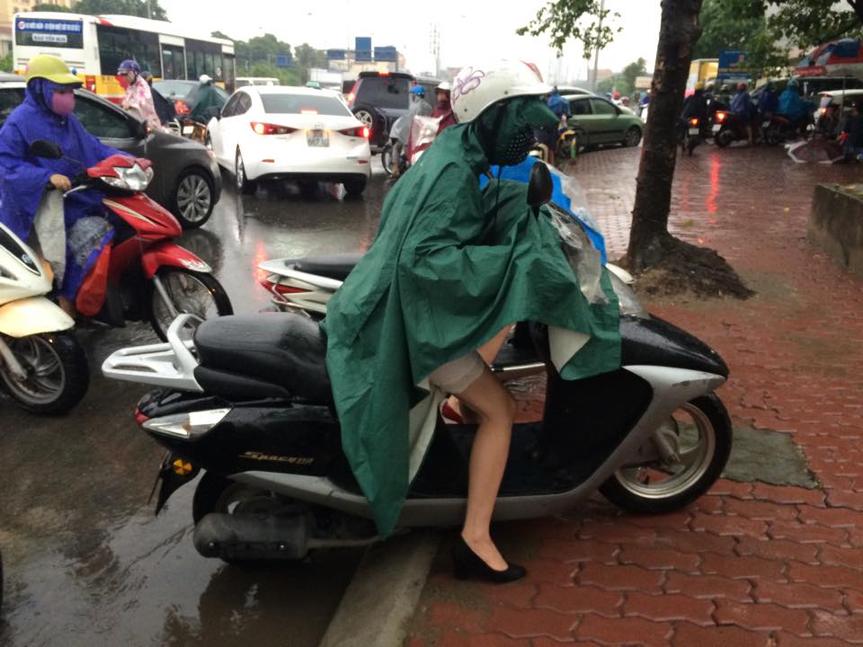 Hà Nội: Giao thông hỗn loạn sau một đêm mưa lớn - 3