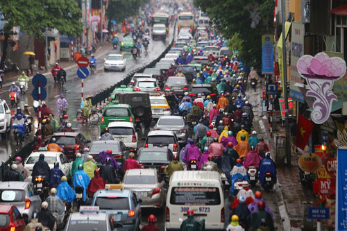 Hà Nội: Giao thông hỗn loạn sau một đêm mưa lớn - 6