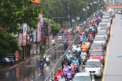 Hà Nội: Giao thông hỗn loạn sau một đêm mưa lớn - 8