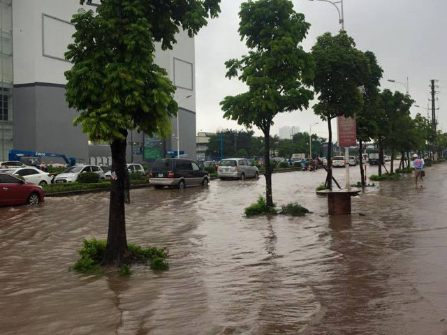 Hà Nội: Giao thông hỗn loạn sau một đêm mưa lớn - 5