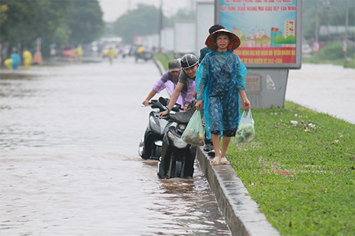 Ảnh: Hà Nội lại ngập trong biển nước sau cơn mưa lớn - 4
