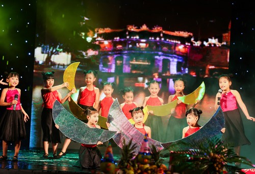 Hoa hậu Kỳ Duyên đội mưa phát quà Trung thu - 10