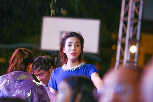 Hoa hậu Kỳ Duyên đội mưa phát quà Trung thu - 2