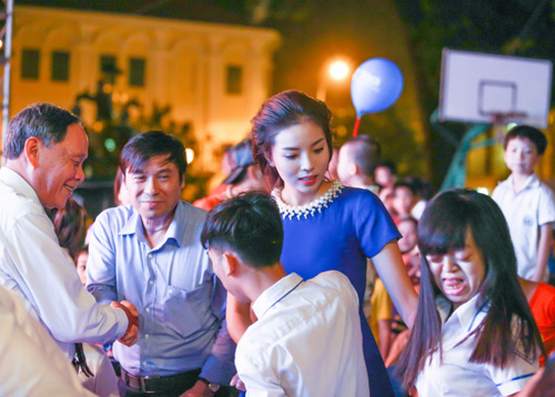 Hoa hậu Kỳ Duyên đội mưa phát quà Trung thu - 1