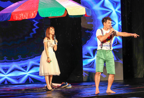 Hoa hậu Kỳ Duyên đội mưa phát quà Trung thu - 5