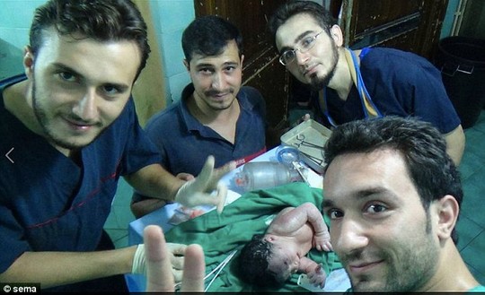 Syria: Bé gái chào đời với mảnh bom cắm vào đầu - 1