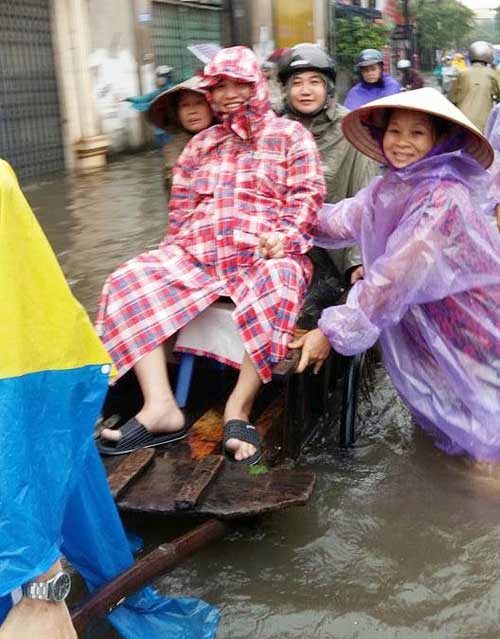 Ảnh mẹ tươi rói đi đẻ trên đường HN mưa lụt hút nghìn #039;like#039; - 2