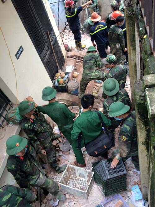 Hiện trường đổ nát vụ sập nhà cổ ở Trần Hưng Đạo - 4