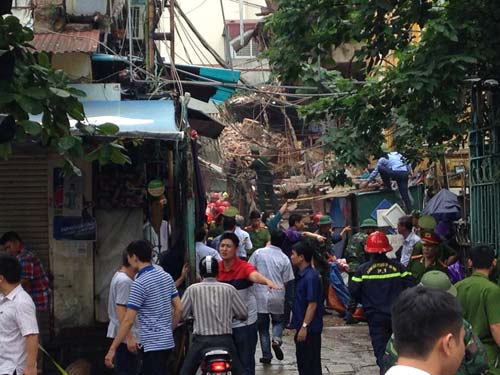 Hiện trường đổ nát vụ sập nhà cổ ở Trần Hưng Đạo - 11