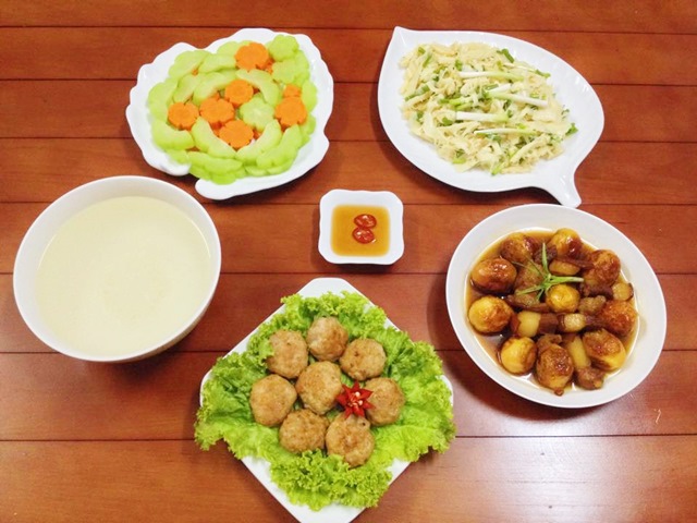 Bữa cơm chiều có nhiều món ngon - 1