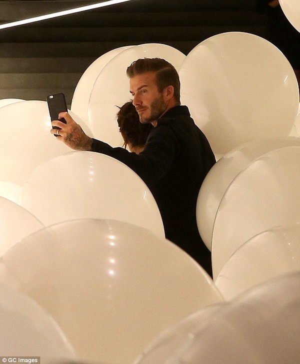 Vợ chồng Beckham lạnh lùng sánh bước bên nhau - 5
