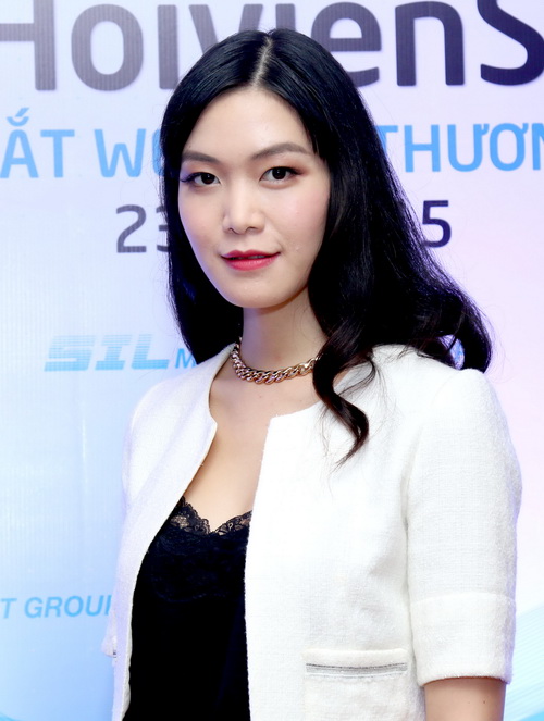 HH Thùy Dung xinh đẹp quot;tròn trịaquot; bên Hứa Vỹ Văn - 4