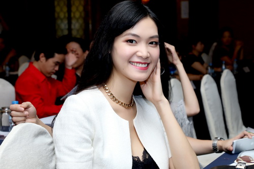 HH Thùy Dung xinh đẹp quot;tròn trịaquot; bên Hứa Vỹ Văn - 10