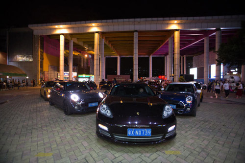 Cầu hôn bạn gái với hình trái tim bằng dàn ô tô khủng - 1