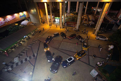 Cầu hôn bạn gái với hình trái tim bằng dàn ô tô khủng - 2