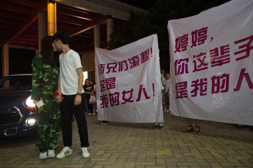 Cầu hôn bạn gái với hình trái tim bằng dàn ô tô khủng - 4